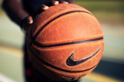 开云官方app入口-伊莫拉赛道风云突变，阿隆索智控全场，雷诺上演绝地逆转威廉姆斯