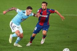 开云APP-莱万特后卫坚守阵地，成功守住球门