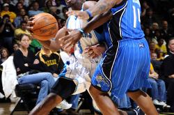 开云体育官方网站-黄蜂五连胜遭终结，保罗操刀逆转战局