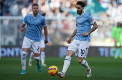 开云体育在线-沙尔克04客场战胜科隆，保持胜利势头