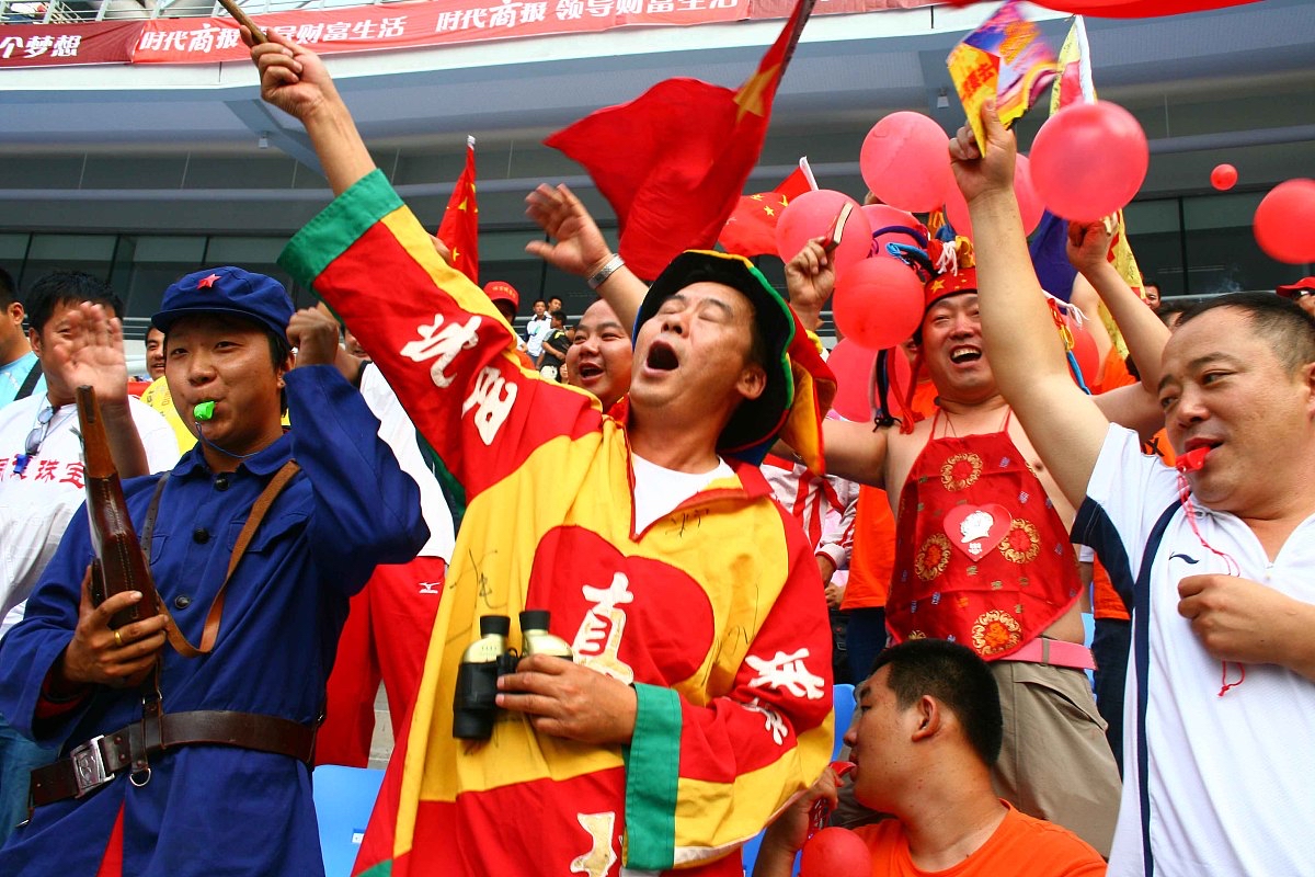 观众热情助威，见证选手们在赛场上的拼搏精神