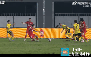 比赛中出现争议判罚，裁判决定遭到质疑