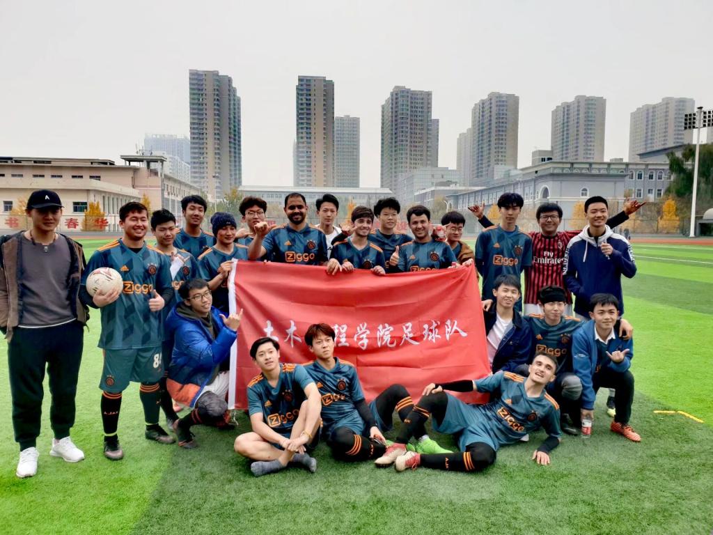 队员默契配合传递长传互相支持 队员默契配合传递长传互相支持