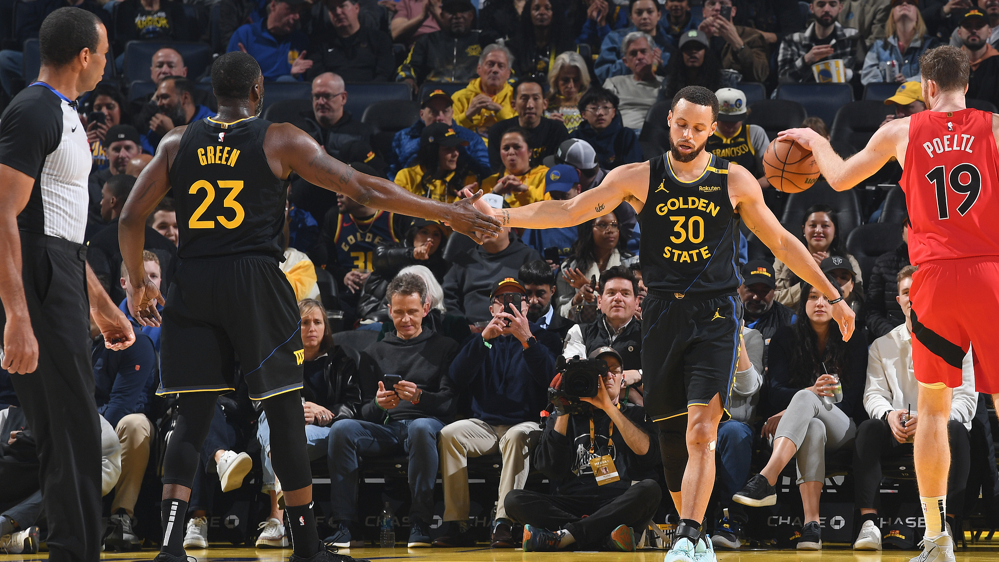 NBA经典对决再现，勇士与猛龙对决谁更强？