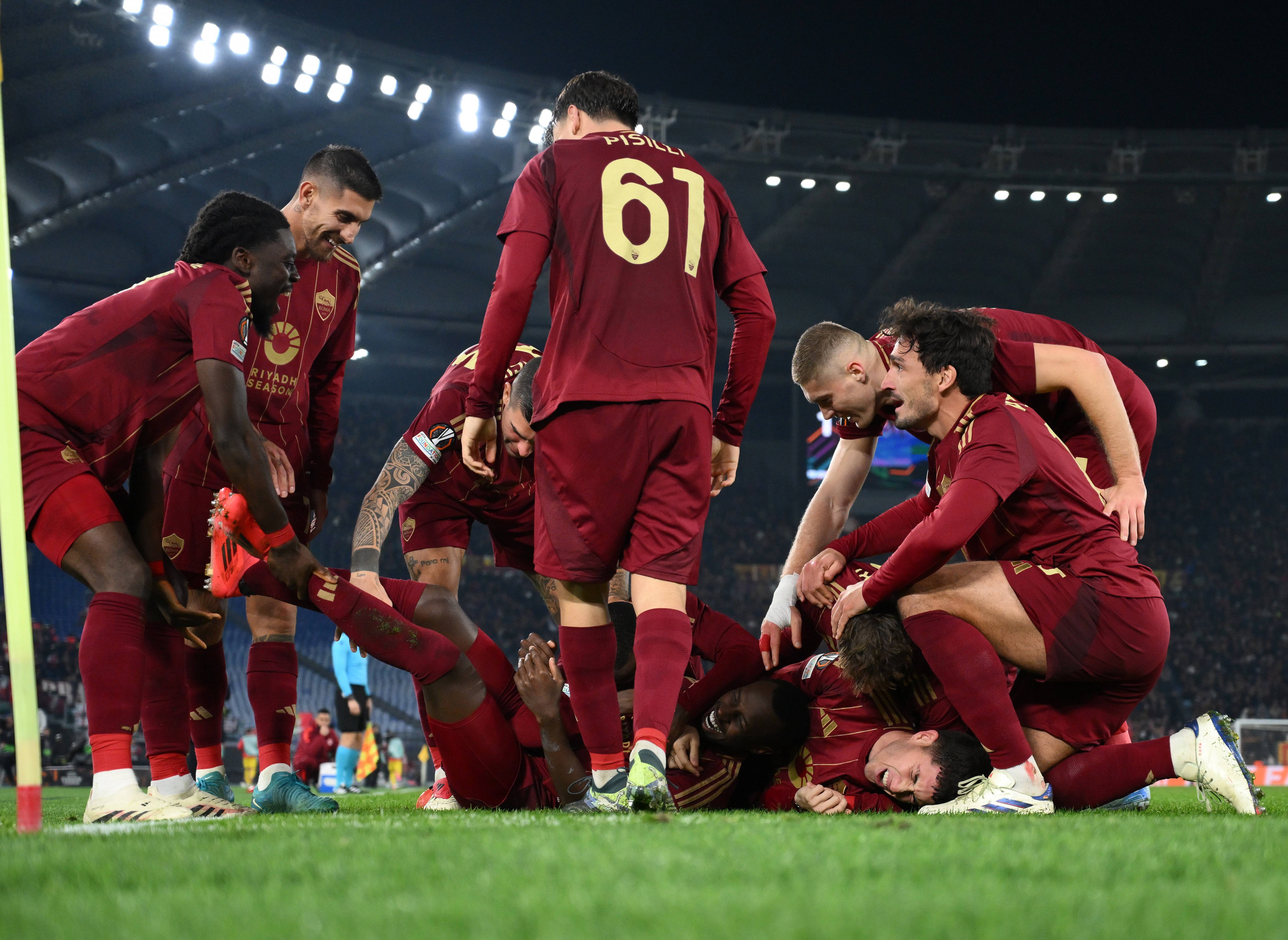 欧洲足球豪门对决，观众狂热呐喊