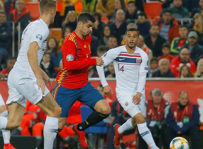 英格兰在最后一刻扳平比分，晋级欧预赛16强