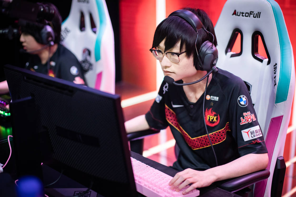 CLG鏖战HKA，Doinb拿下关键大龙宿敌对决小组赛，技惊四座