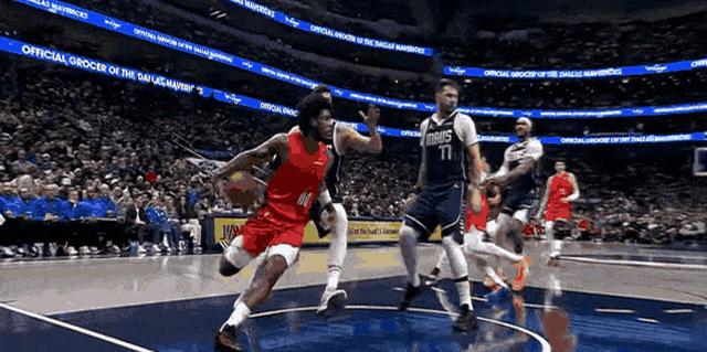 包含开拓者客场不敌独行侠，遭遇三连败的词条