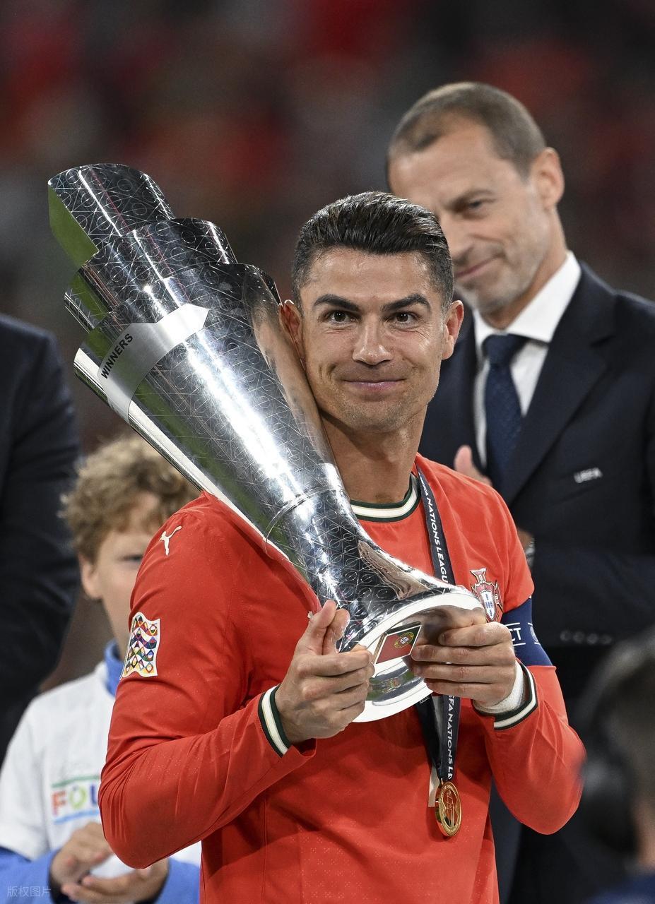 葡萄牙队惨遭淘汰,C罗或将告别国家队 葡萄牙队惨遭淘汰,C罗或将告别国家队