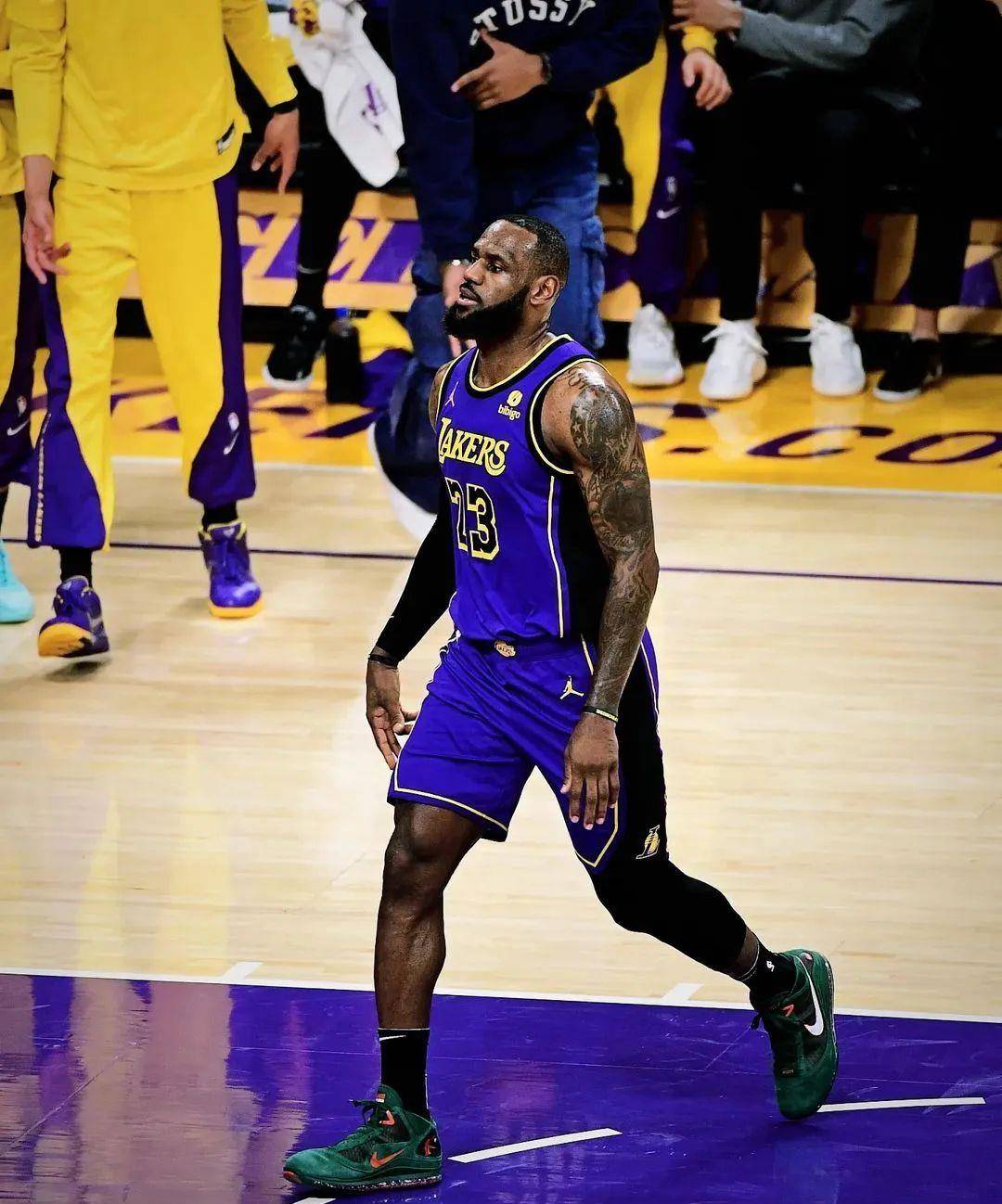 勇士击败湖人,保持不败纪录 勇士击败湖人,保持不败纪录