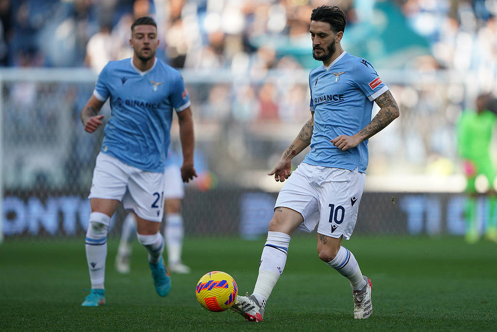 沙尔克04客场战胜科隆,保持胜利势头 沙尔克04客场战胜科隆,保持胜利势头