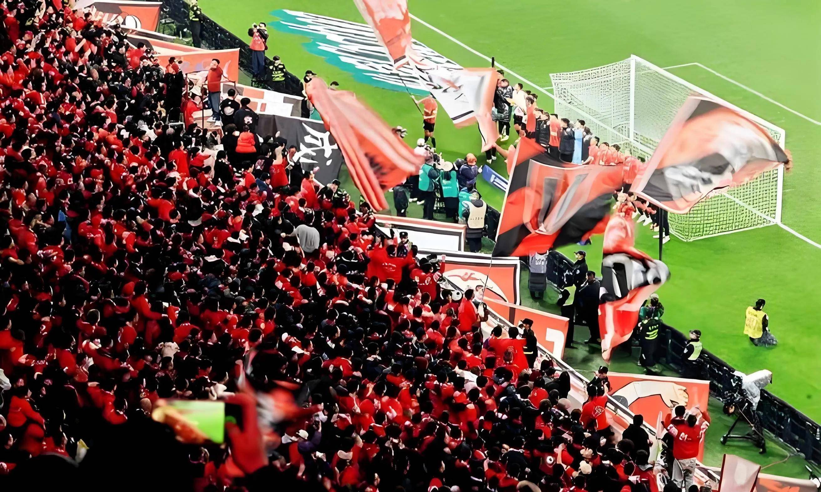 中国足球联赛赛事即将开启,球迷期待高涨 中国足球联赛赛事即将开启,球迷期待高涨