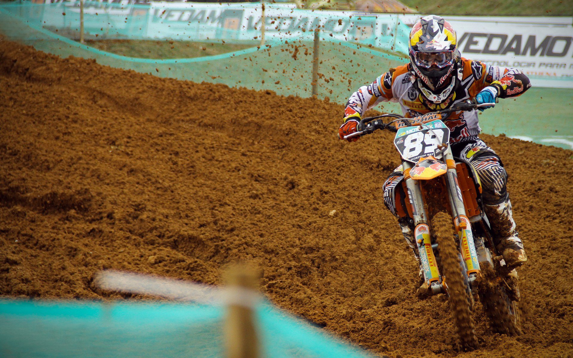 最后一分，当横扫的暴雪中升起不灭的火炬